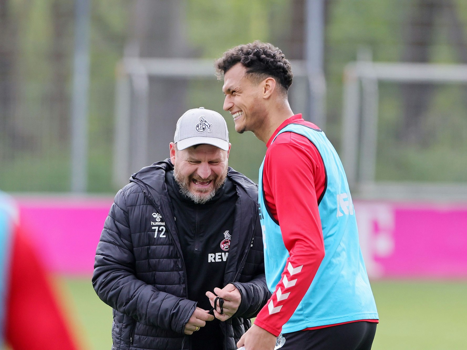 Ex-FC-Stürmer Davie Selke am 18. April 2024 gemeinsam mit Trainer Steffen Baumgart im Training des 1. FC Köln.