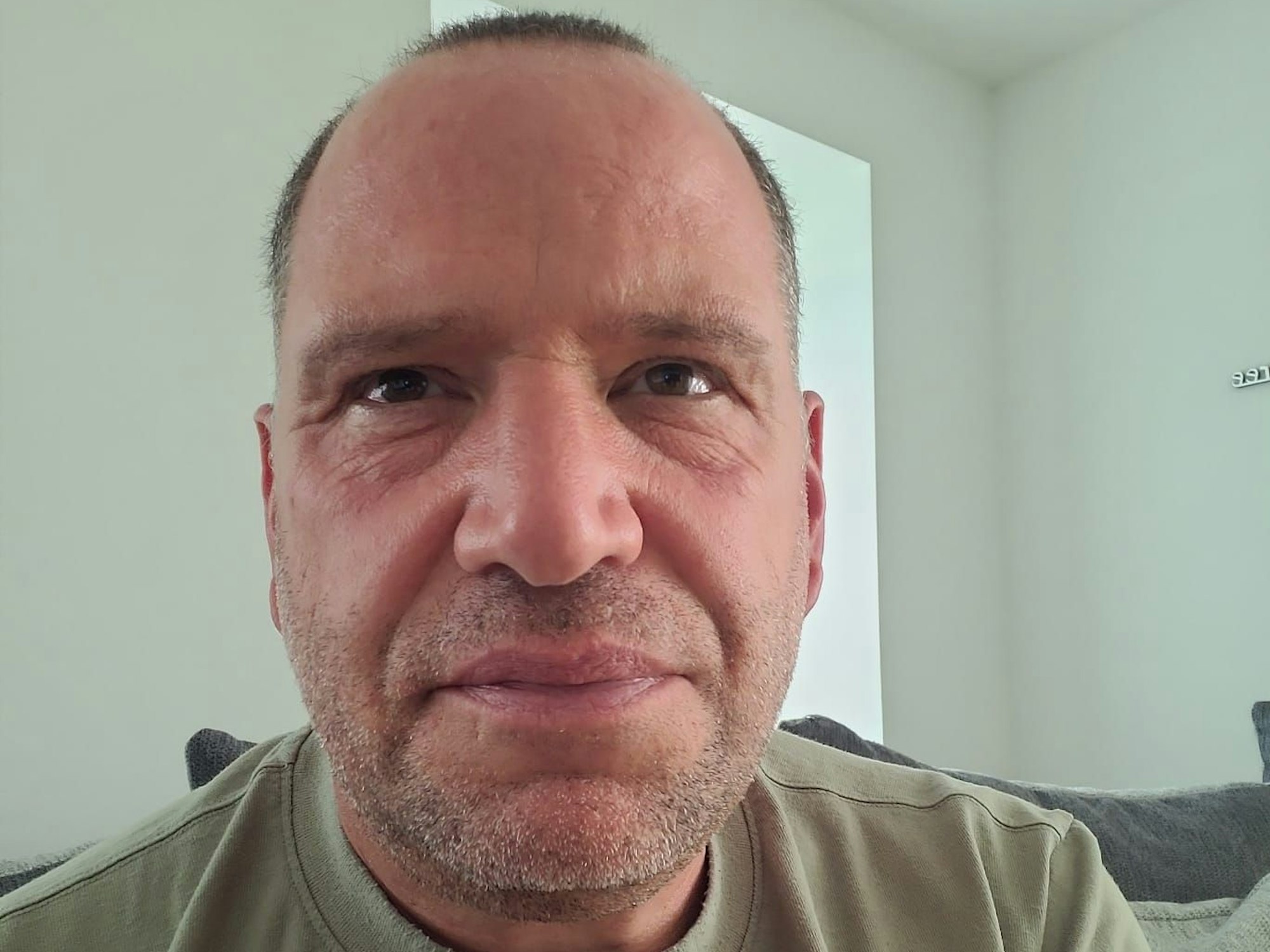 Ein Mann schaut in die Kamera.