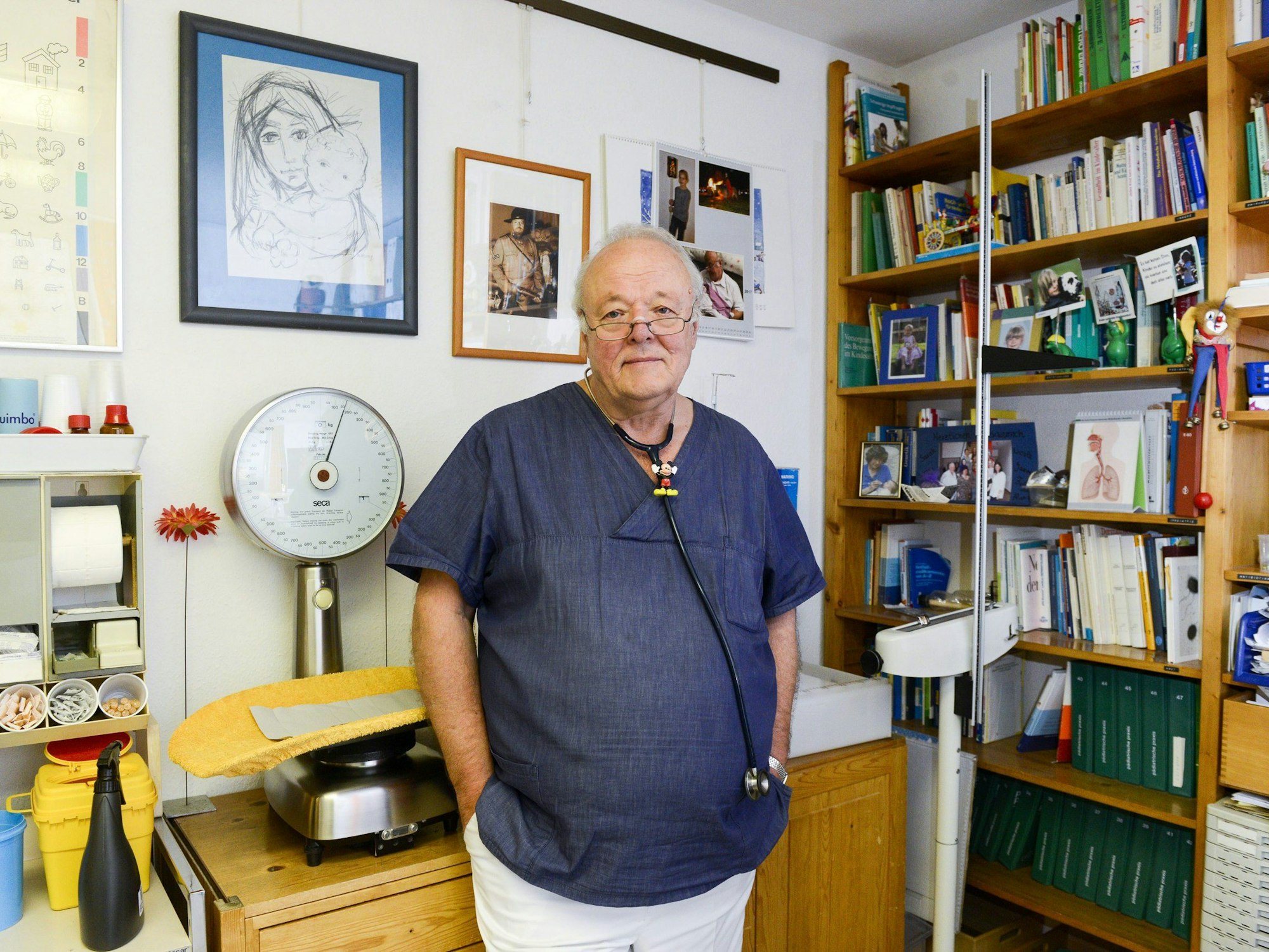 Ein Arzt steht in einer Praxis.