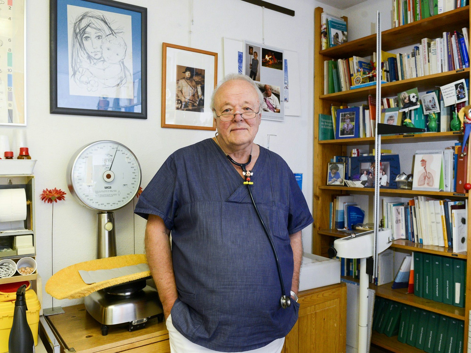 Ein Arzt steht in einer Praxis.