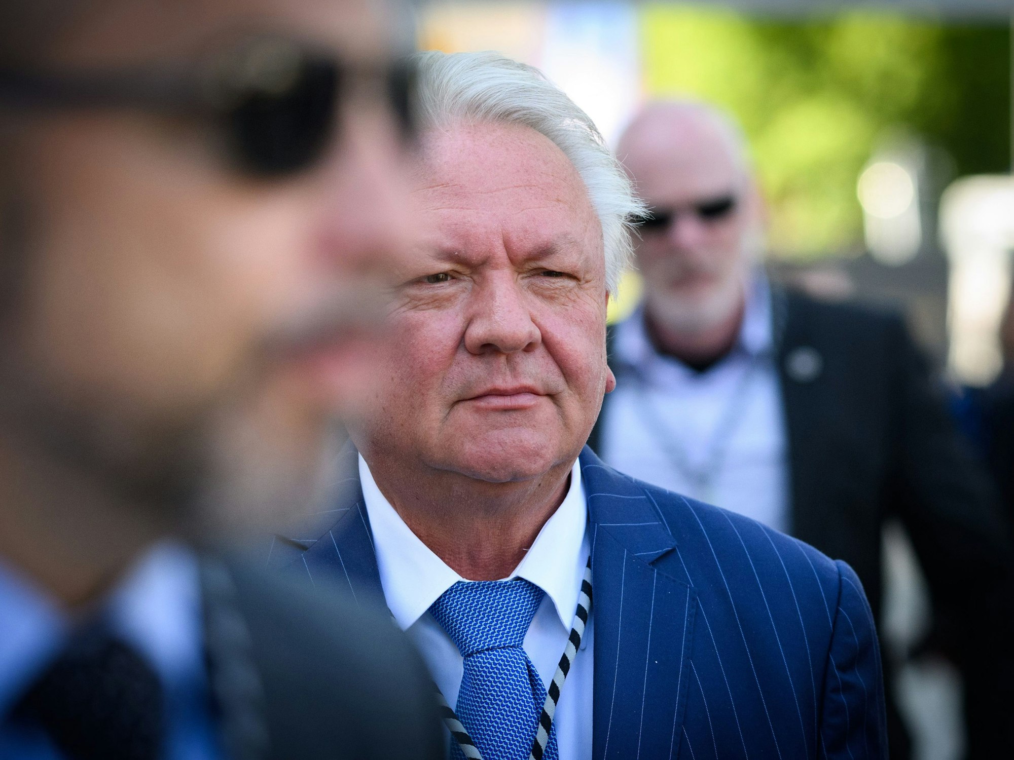 Armin Papperger, Vorstandsvorsitzender der Rheinmetall AG, kommt am 25. Juni 2024, begleitet von Personenschützern, zum Tag der deutschen Industrie 2024 des Bundesverbandes der Deutschen Industrie (BDI).