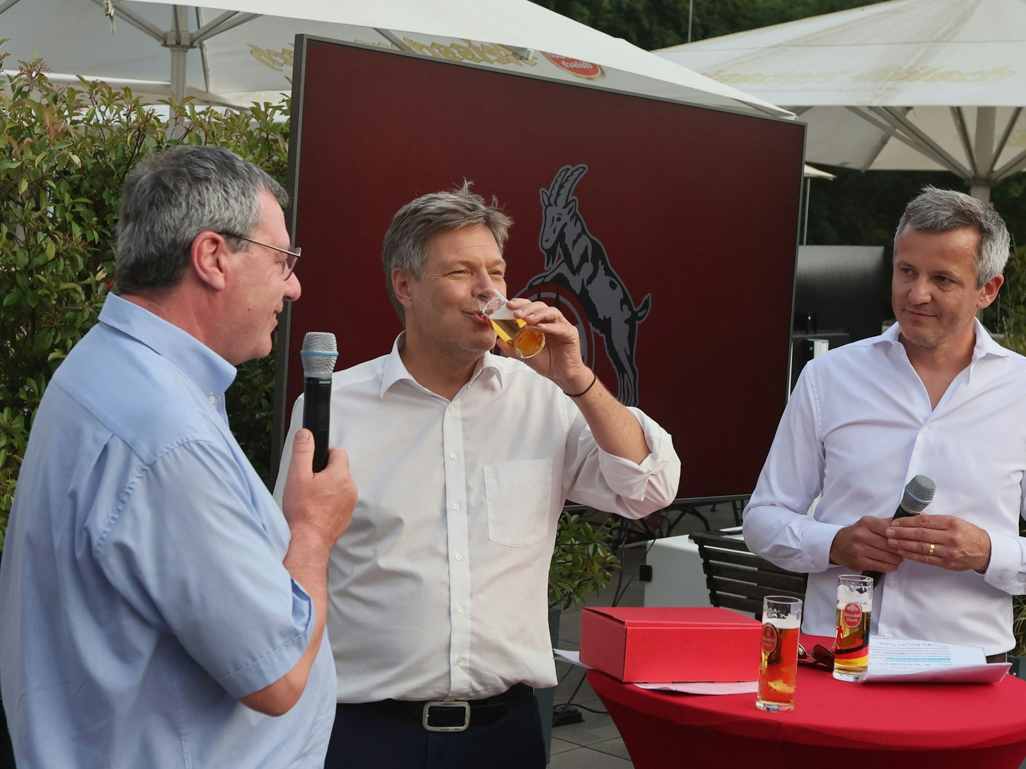 Bundeswirtschaftsminister Robert Habeck, besucht auf seiner Sommerreise diverse Unternehmen und Institutionen in der Region und kehrt mit seinem Team am Abend im Geißbockheim ein