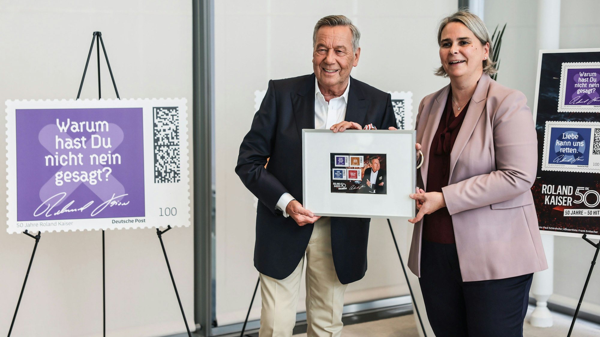 Roland Kaiser, Schlagersänger und Nikola Hagleitner, Vorstandsmitglied der Deutschen Post.