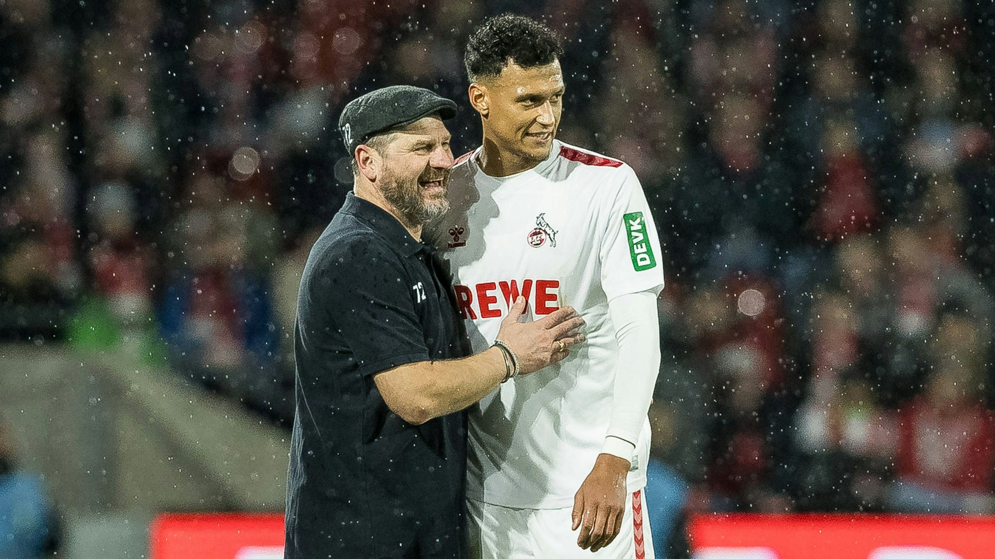 Davie Selke und Steffen Baumgart bei einem Spiel des 1. FC Köln im Austausch.
