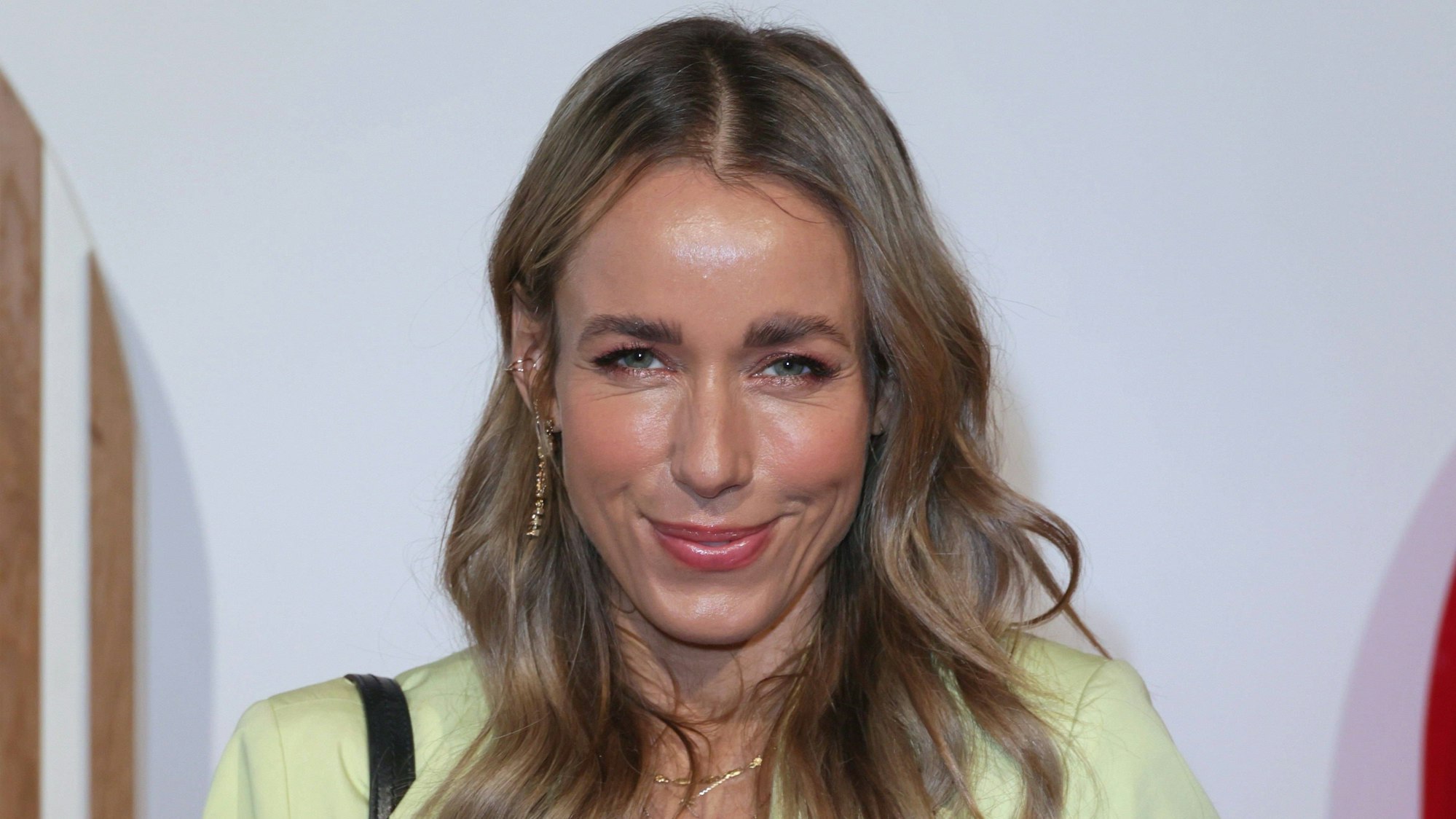 Annemarie Carpendale lächelt auf dem roten Teppich in die Kamera.