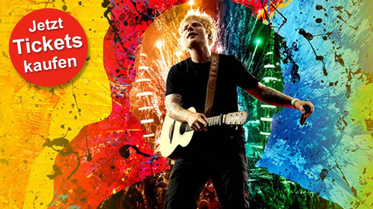 Ed Sheeran mit Gitarre vor einem bunten Hintergrund.
