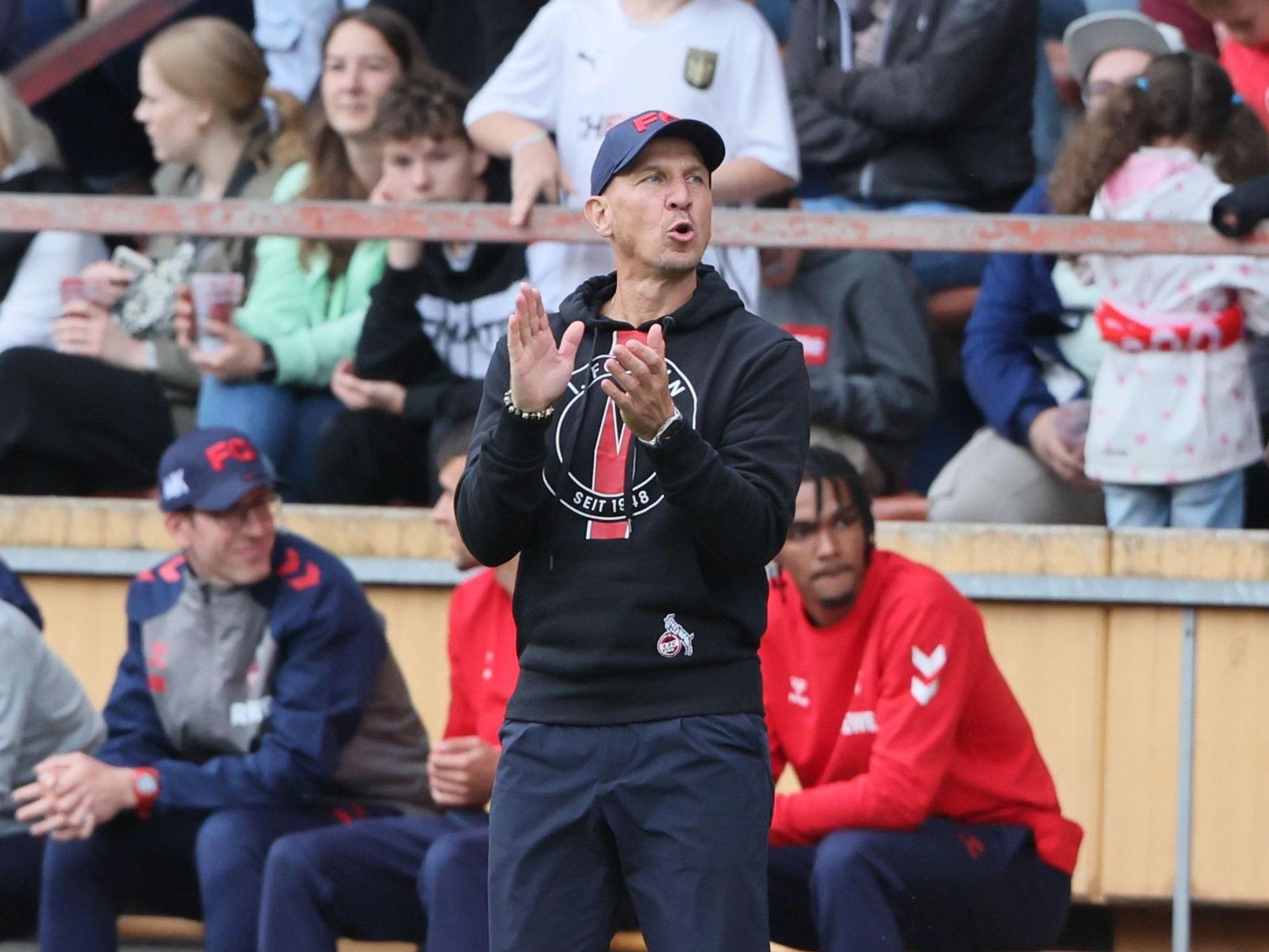 Gerhard Struber (1. FC Köln) klatscht.
