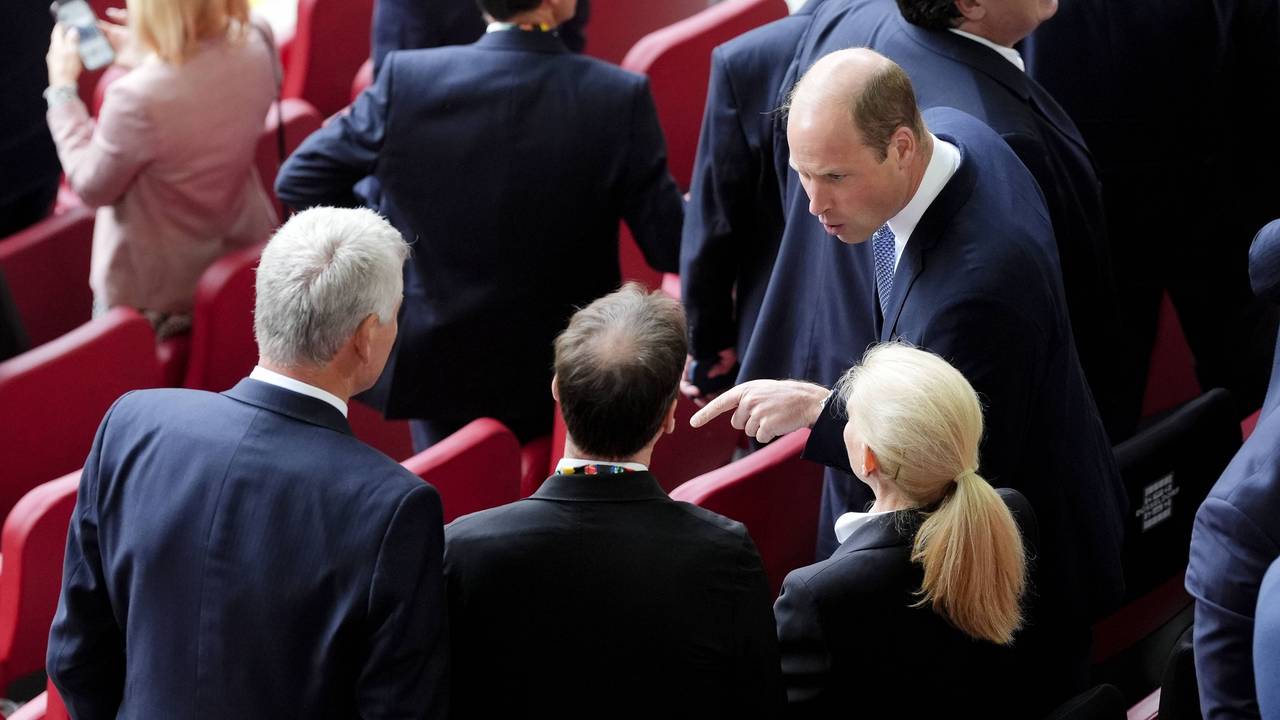 Prinz William spricht beim EM-Spiel zwischen England und der Schweiz auf der Tribüne mit dem Vorstandsvorsitzenden der FA Mark Bullingham (Mitte) und UEFA-Exekutivdirektor David Gill (links). Mit dabei auch eine blonde Frau – sie hat eine ganz besondere Rolle.