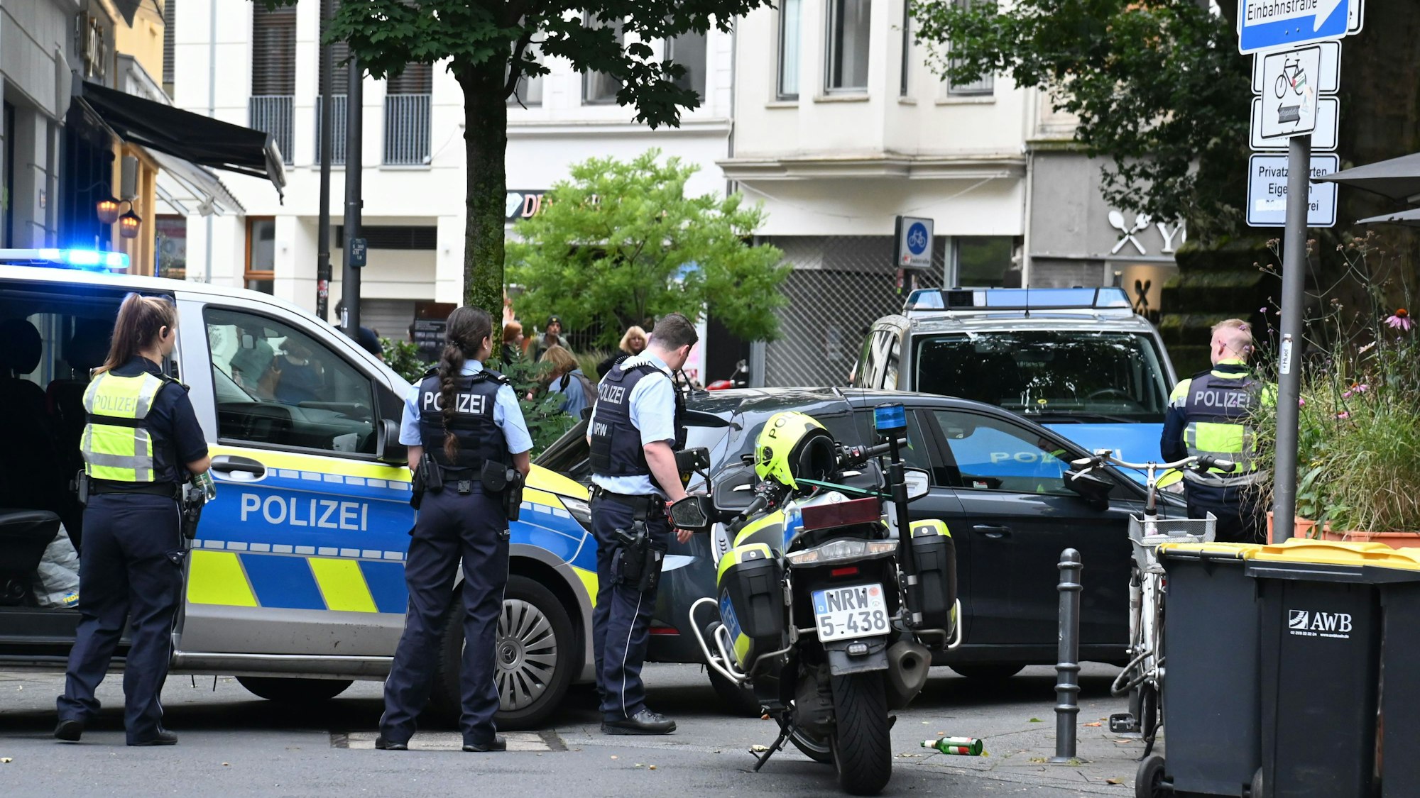 Einsatzkräfte und Einsatzfahrzeuge stehen an einem Pkw.