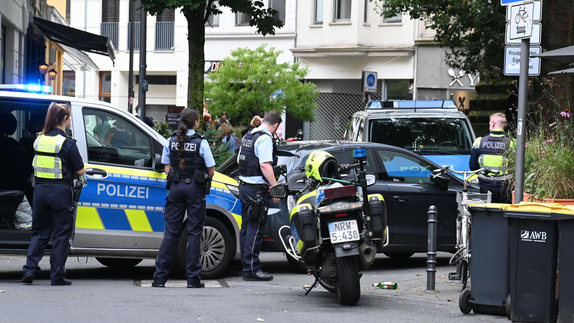 Polizeikräfte bei einem Einsatz am Eigelstein.