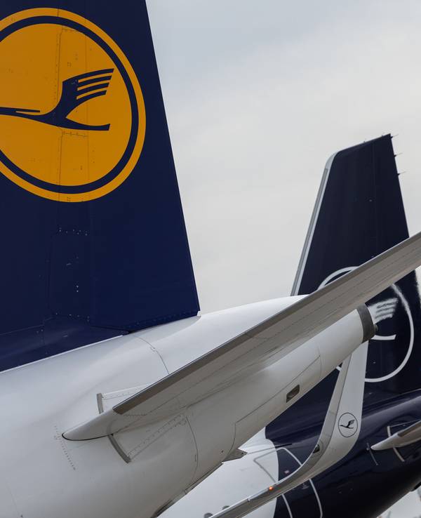 Blick auf zwei Lufthansa Flugzeuge am Berliner Flughafen BER.