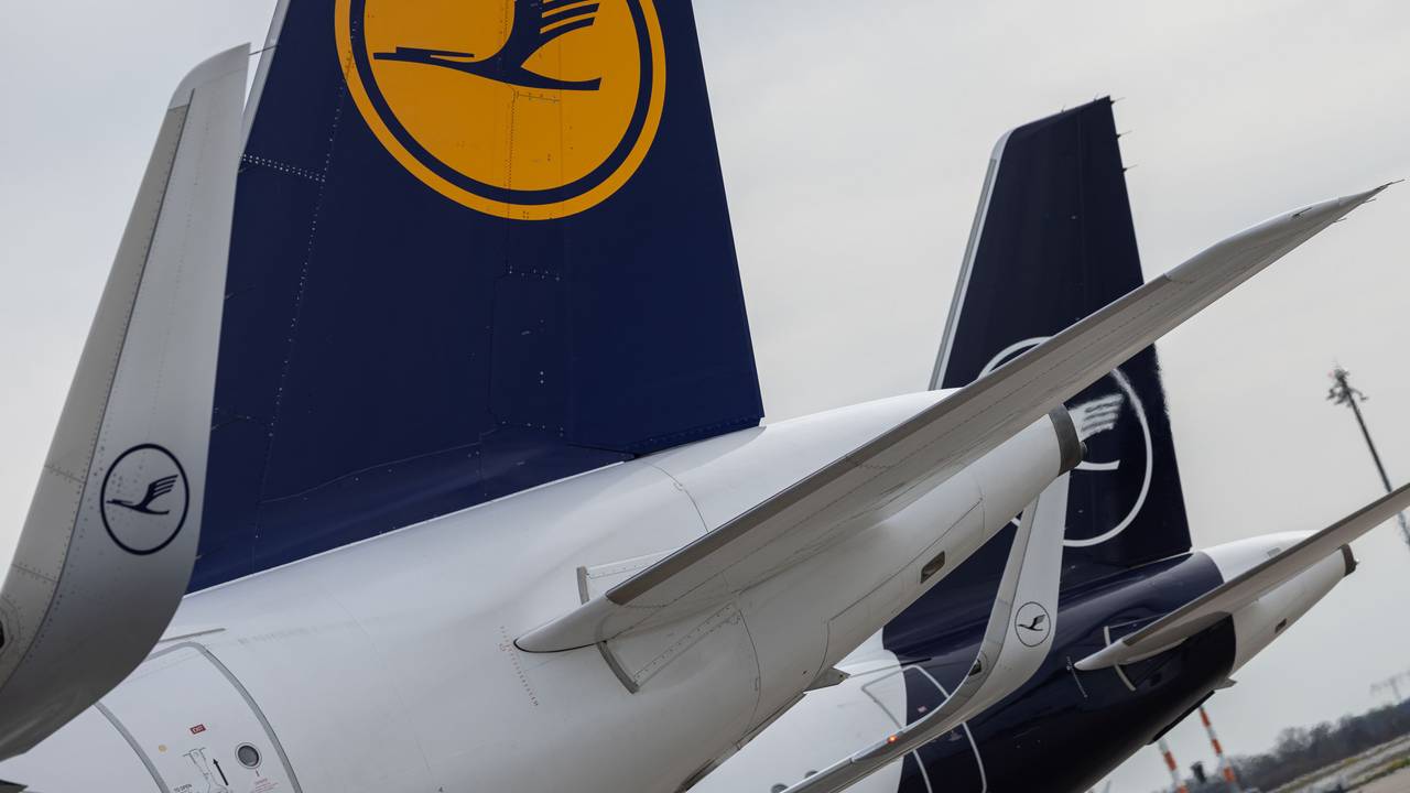 Blick auf zwei Lufthansa Flugzeuge am Berliner Flughafen BER.