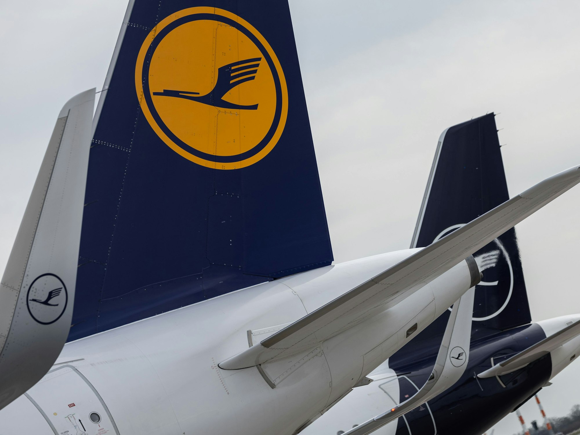 Blick auf zwei Lufthansa Flugzeuge am Berliner Flughafen BER.