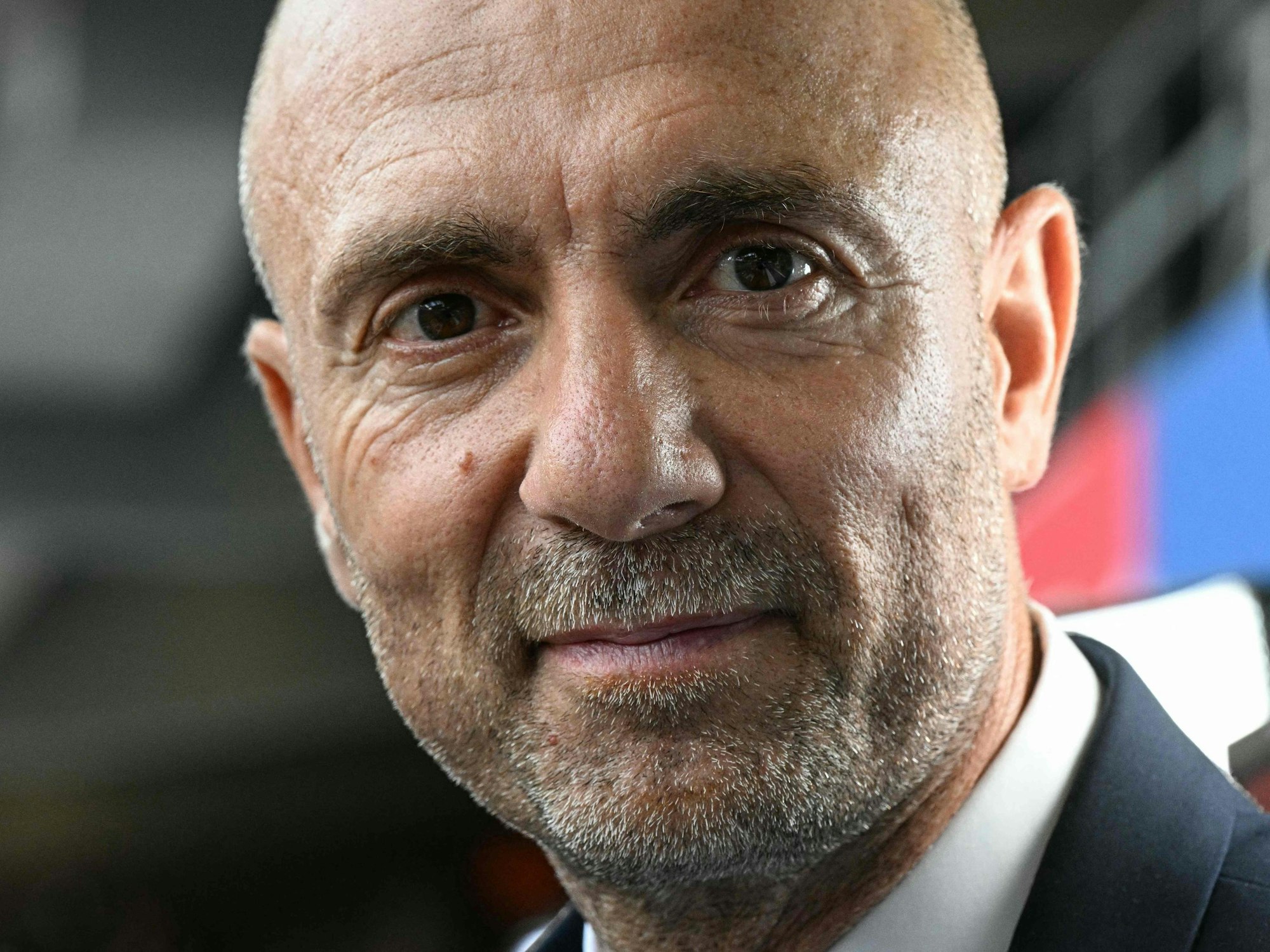 Christophe Dugarry schaut für ein Foto in die Kamera.