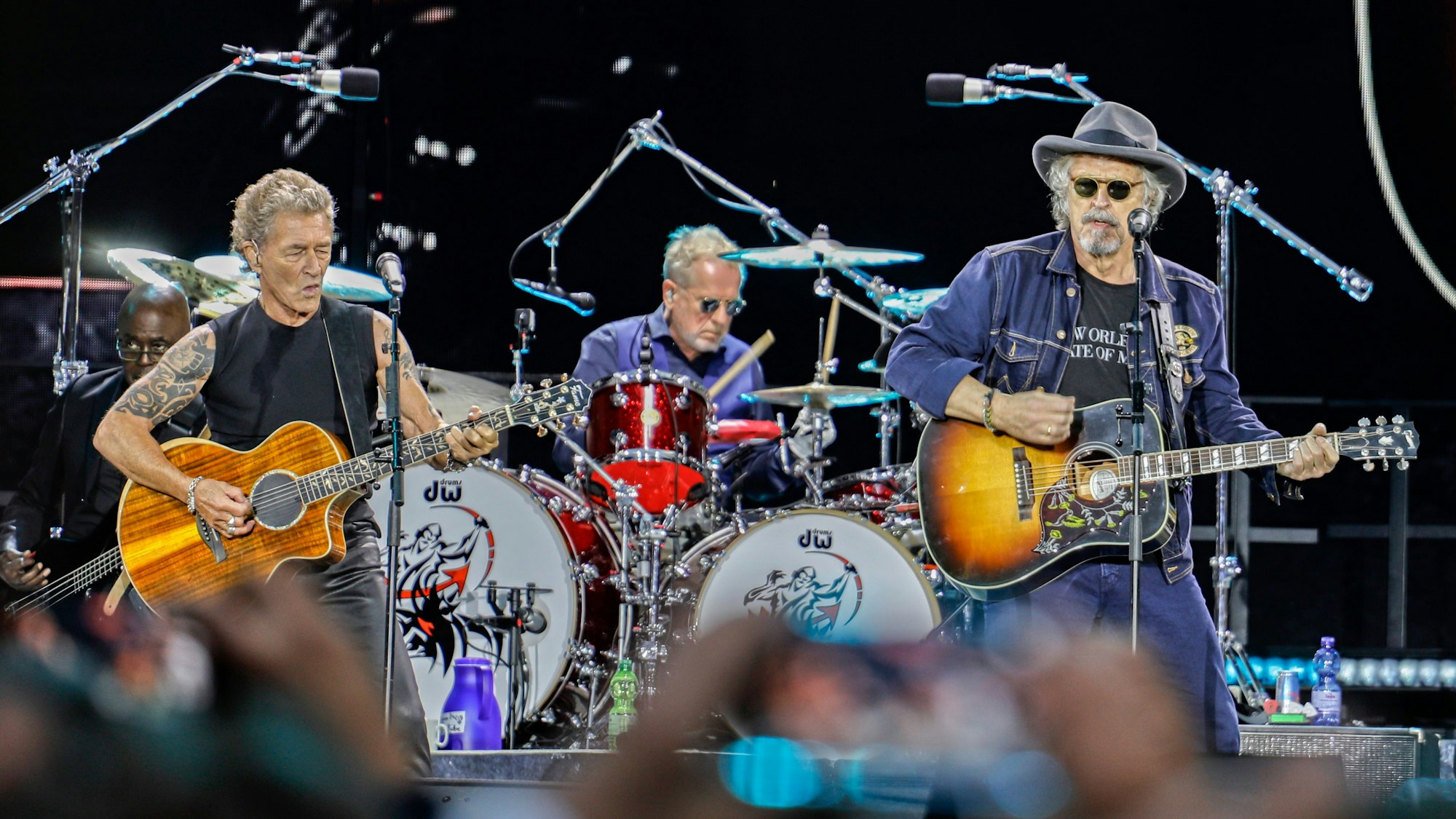 Wolfgang Niedecken und Peter Maffay auf der Bühne des Rhein-Energie-Stadions