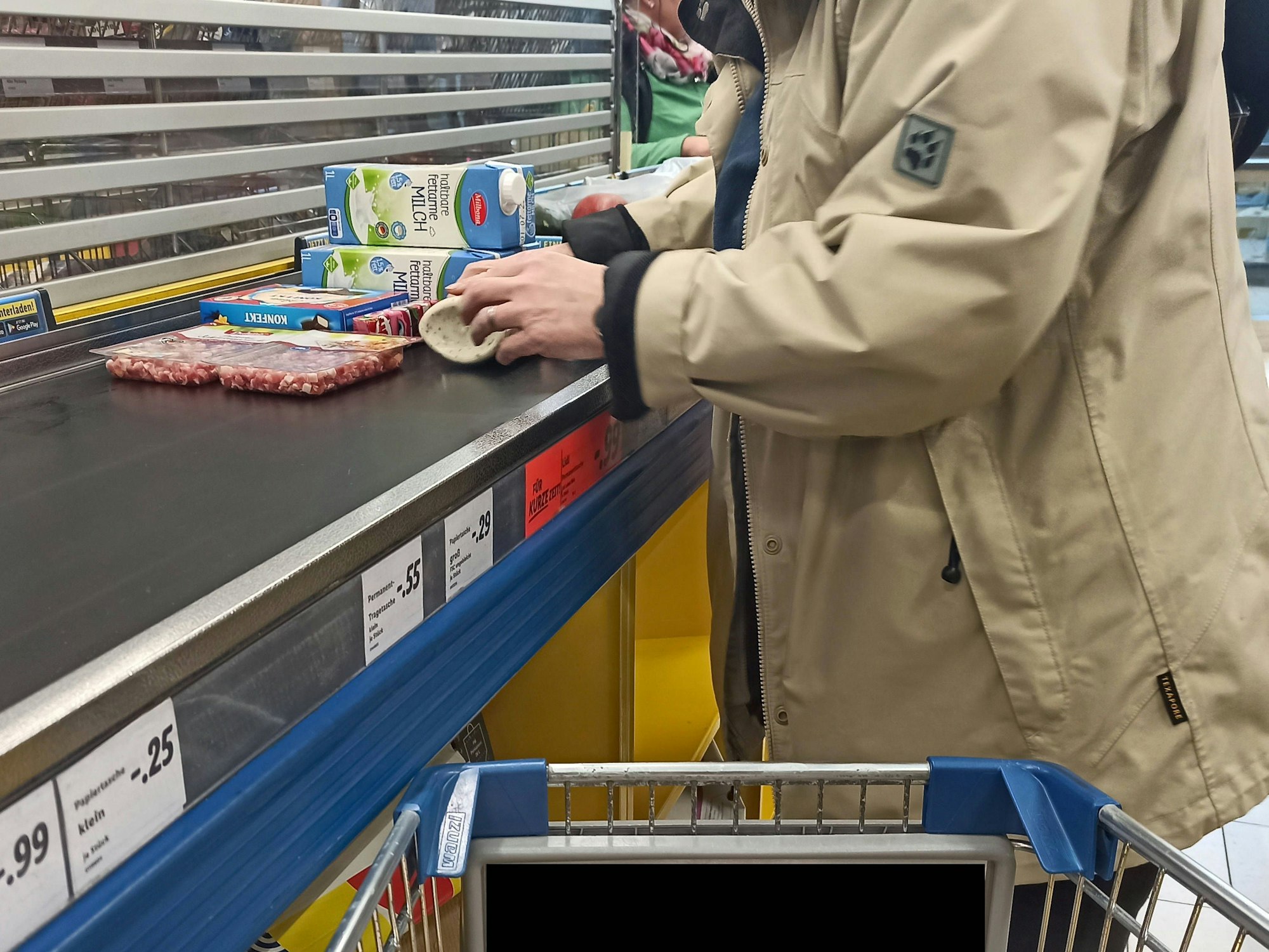 Schnell mal in den Supermarkt flitzen, um ein paar Sachen zu kaufen – und sie dafür in die Jackentasche stecken? Keine gute Idee. Ein Lidl-Filialleiter warnt vor diesem verbreiteten Fehler.
