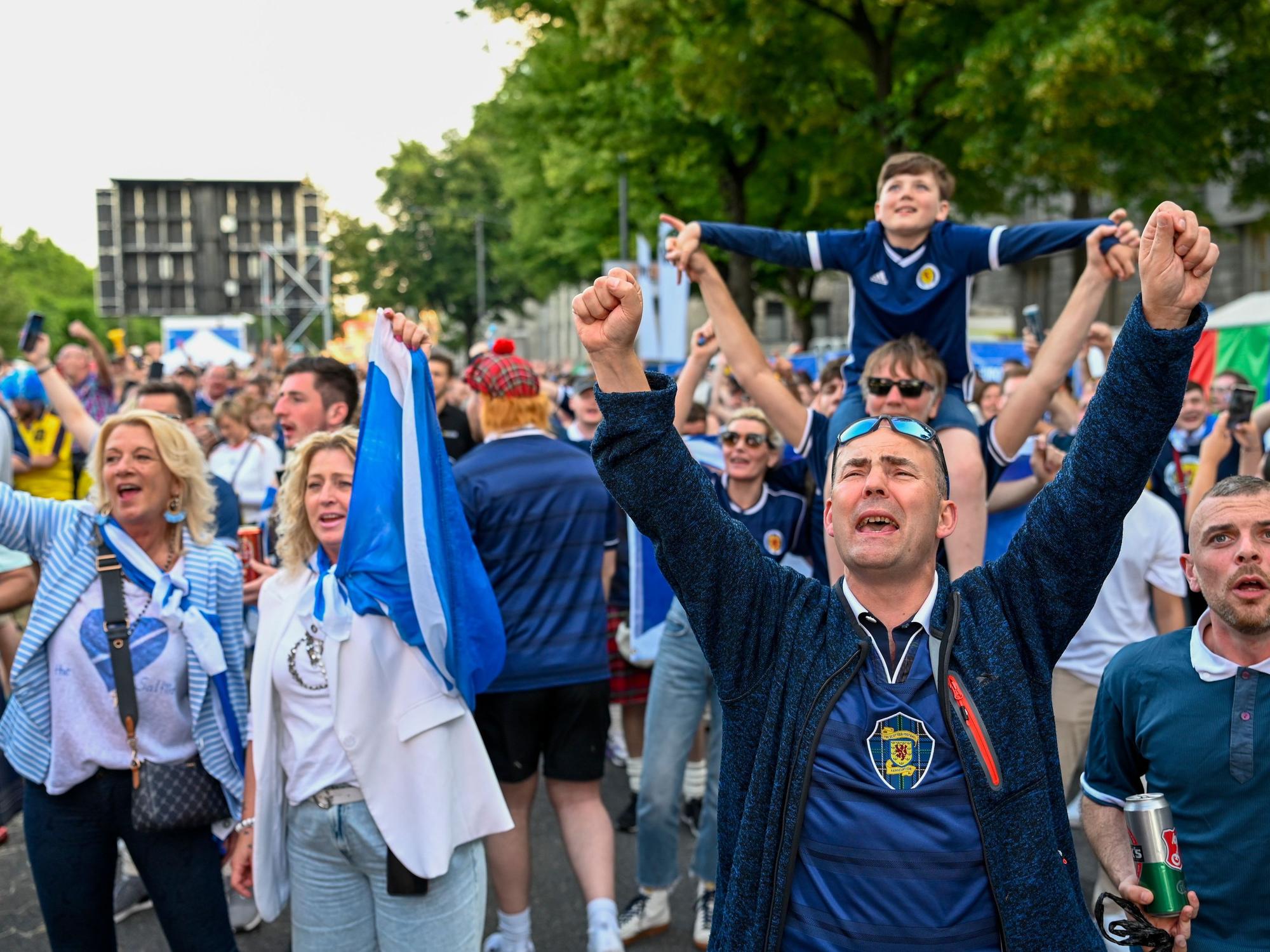 Schottland-Fans jubeln beim Public Viewing am Konrad-Adenauer-Ufer.