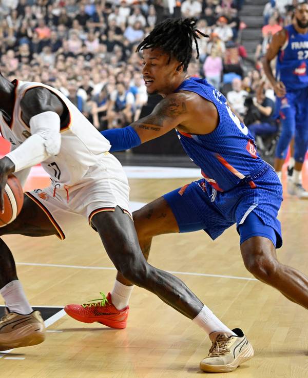 Deutschland's Dennis Schröder (l) kämpft mit dem Franzosen Nicolas Datum um den Ball.