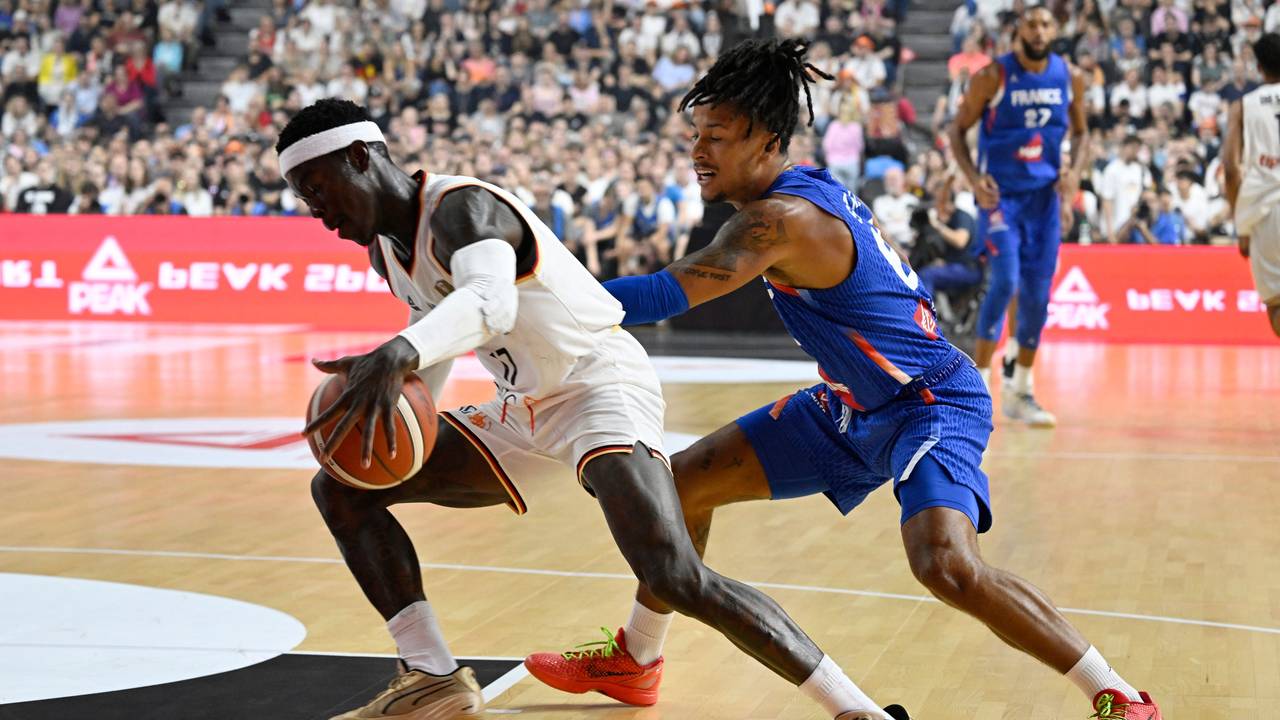Deutschland's Dennis Schröder (l) kämpft mit dem Franzosen Nicolas Datum um den Ball.