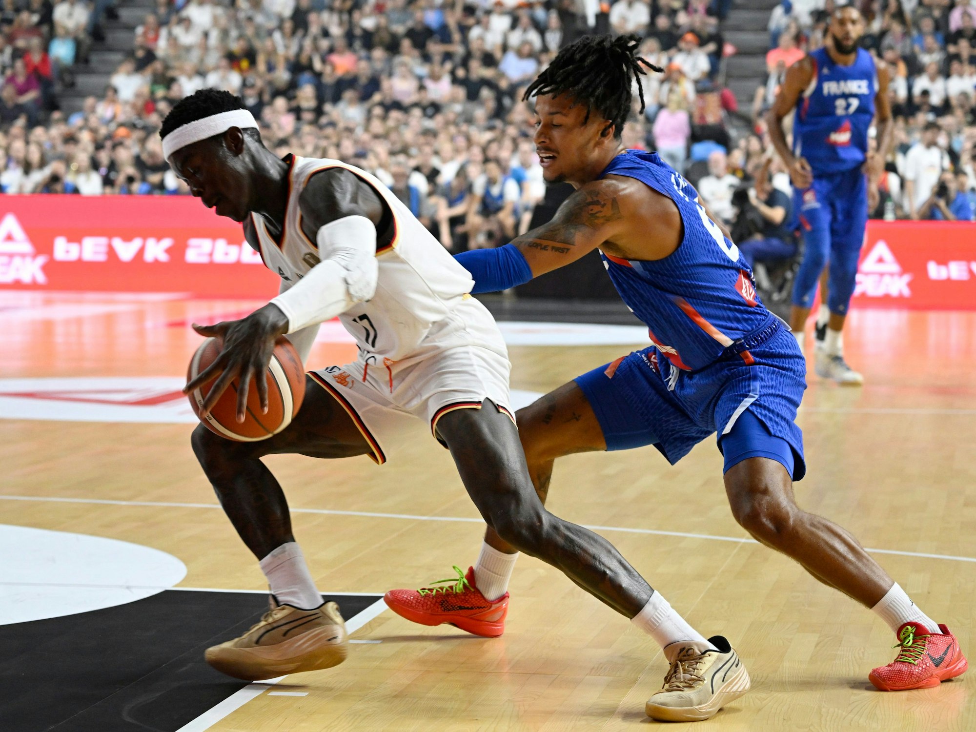 Deutschland's Dennis Schröder (l) kämpft mit dem Franzosen Nicolas Datum um den Ball.
