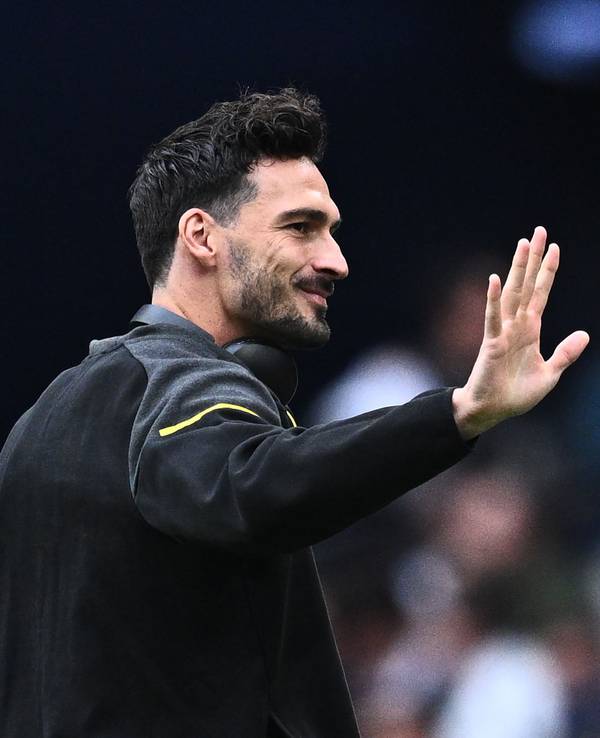 Dortmunds Mats Hummels winkt vor dem Spiel.