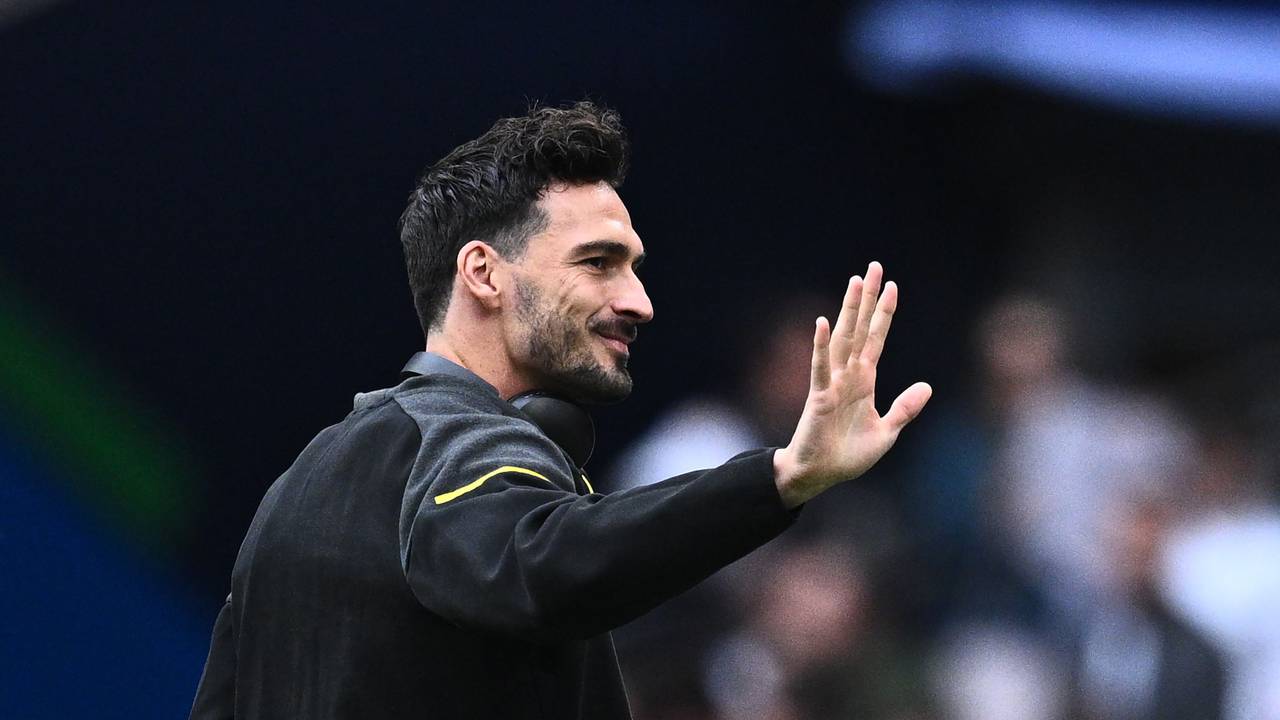 Dortmunds Mats Hummels winkt vor dem Spiel.