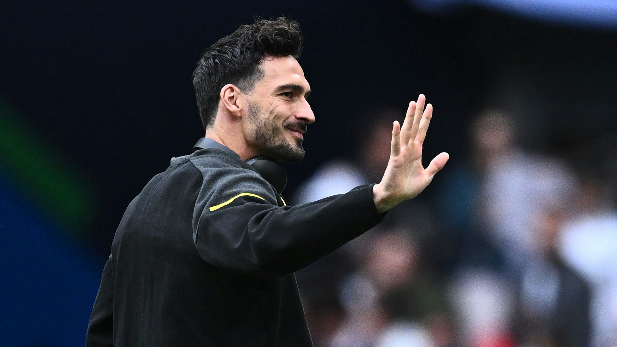 Dortmunds Mats Hummels winkt vor dem Spiel.