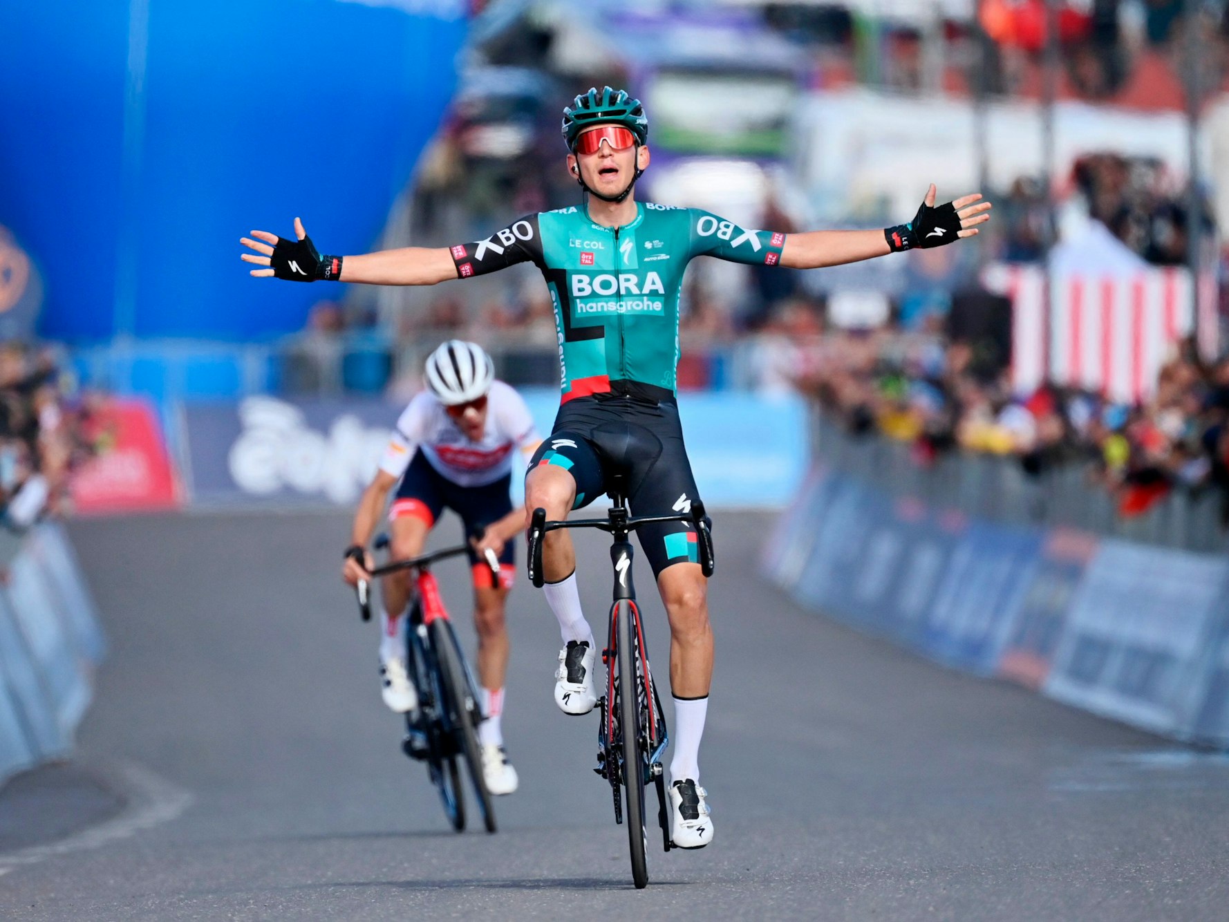 Lennard Kämna aus Deutschland vom Team Bora-Hansgrohe jubelt nach dem Zieleinlauf.