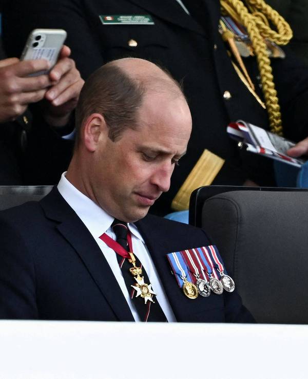 Prinz William und König Charles III (hier am 5. Juni 2024 beim Jahrestag zum D-Day in Portsmouth) sind große Fußball-Fans und freuen sich über den Final-Einzug der Engländer.