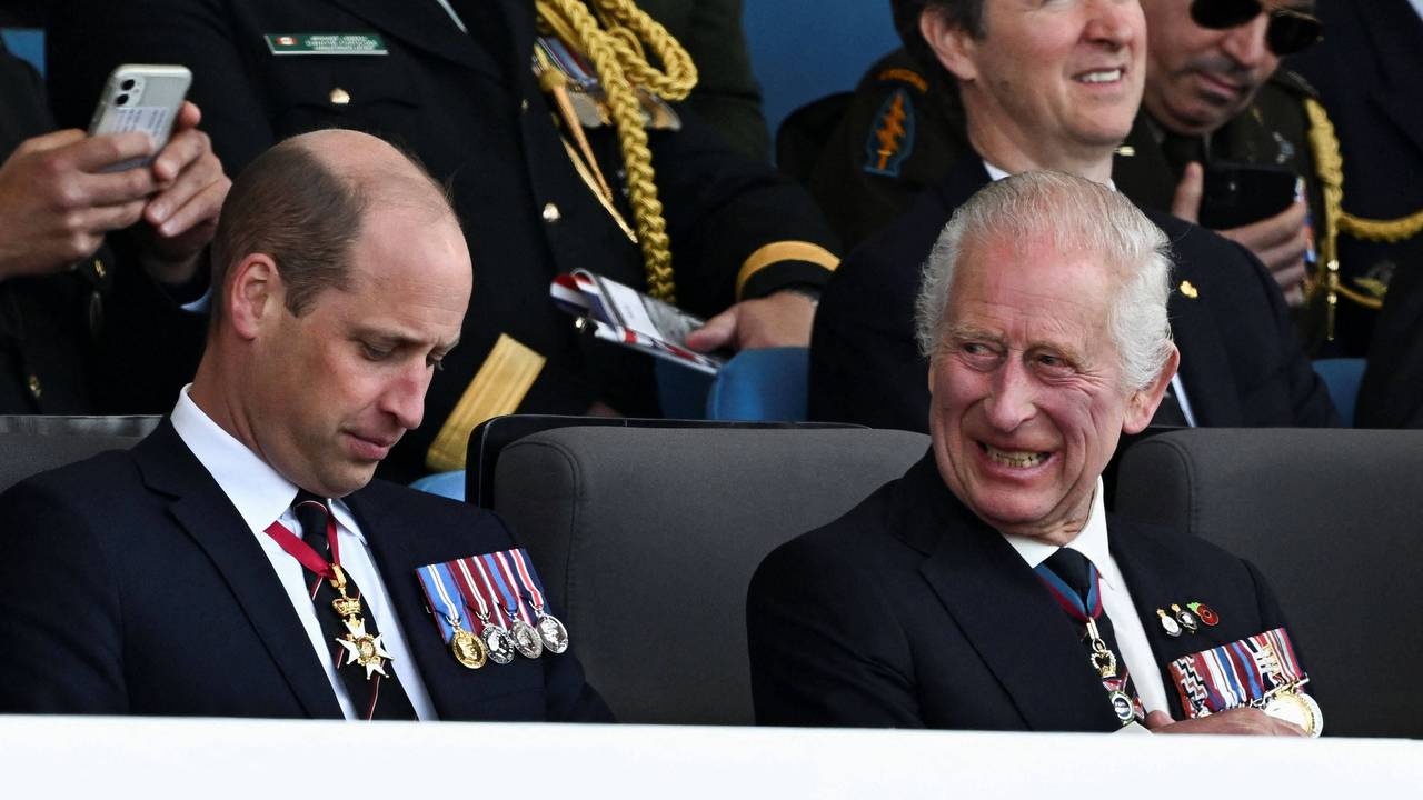 Prinz William und König Charles III (hier am 5. Juni 2024 beim Jahrestag zum D-Day in Portsmouth) sind große Fußball-Fans und freuen sich über den Final-Einzug der Engländer.