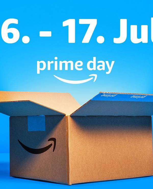 Amazon Prime Day 2024 Marketingbild mit Paket und Amazon Prime Day Schriftzug.