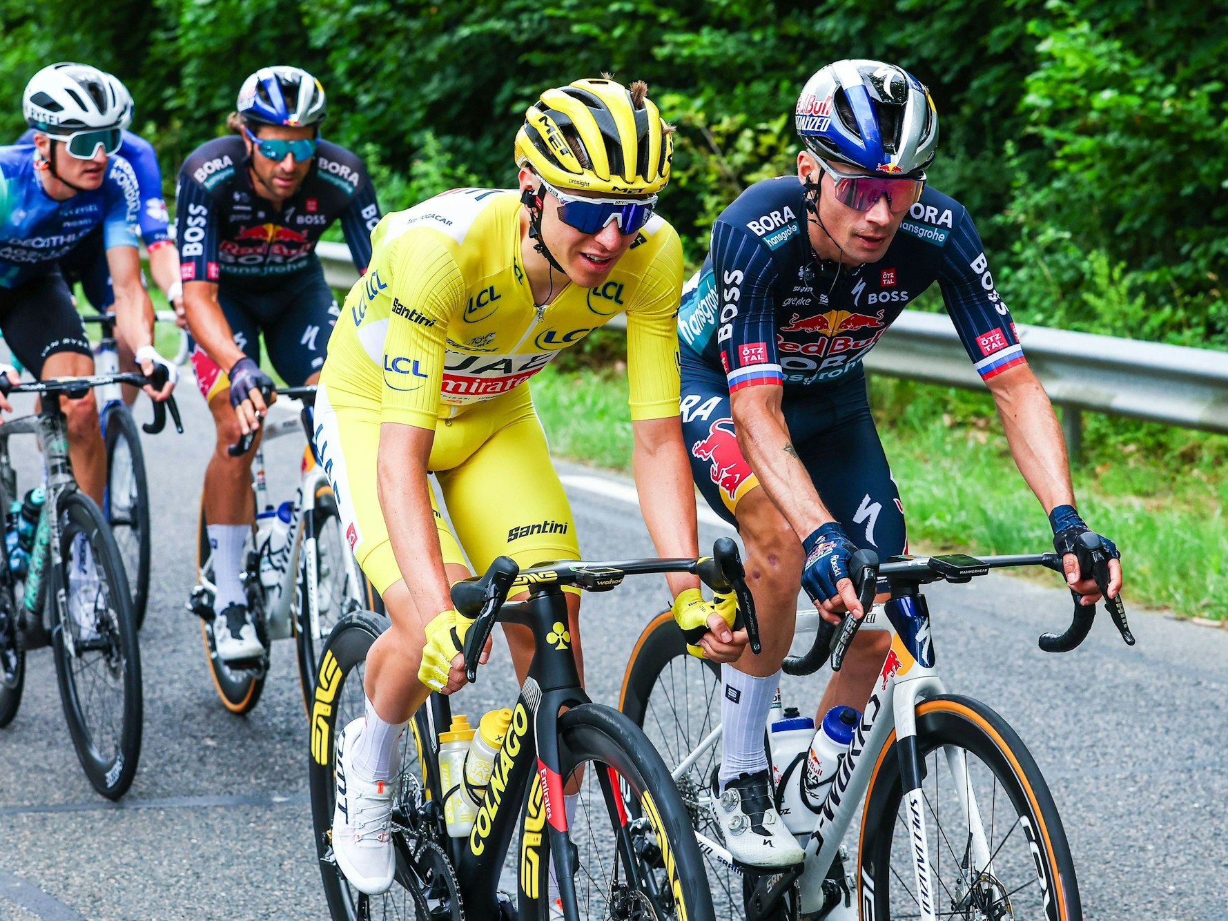 Tadej Pogacar und Primoz Roglic bei der Tour de France auf dem Rad.
