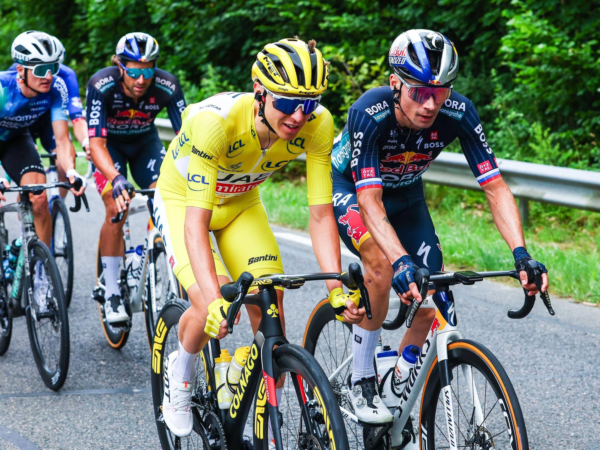 Tadej Pogacar und Primoz Roglic bei der Tour de France auf dem Rad.