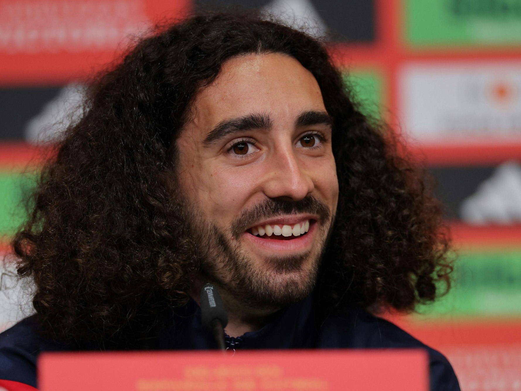 Marc Cucurella lacht.