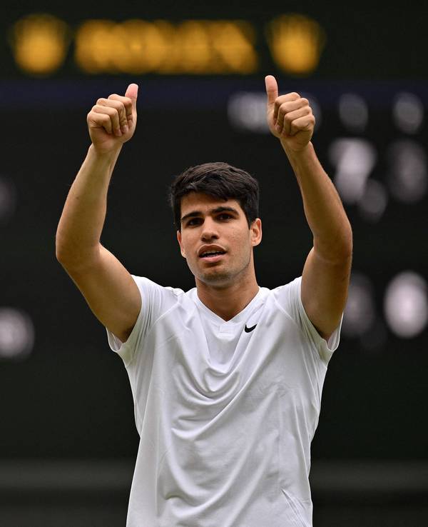 Tennis-Star Carlos Alcaraz zeigt beide Daumen nach oben.