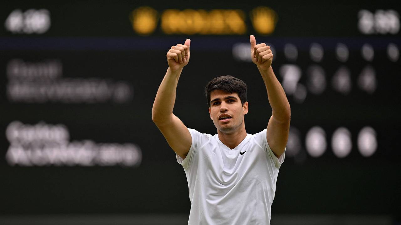 Tennis-Star Carlos Alcaraz zeigt beide Daumen nach oben.