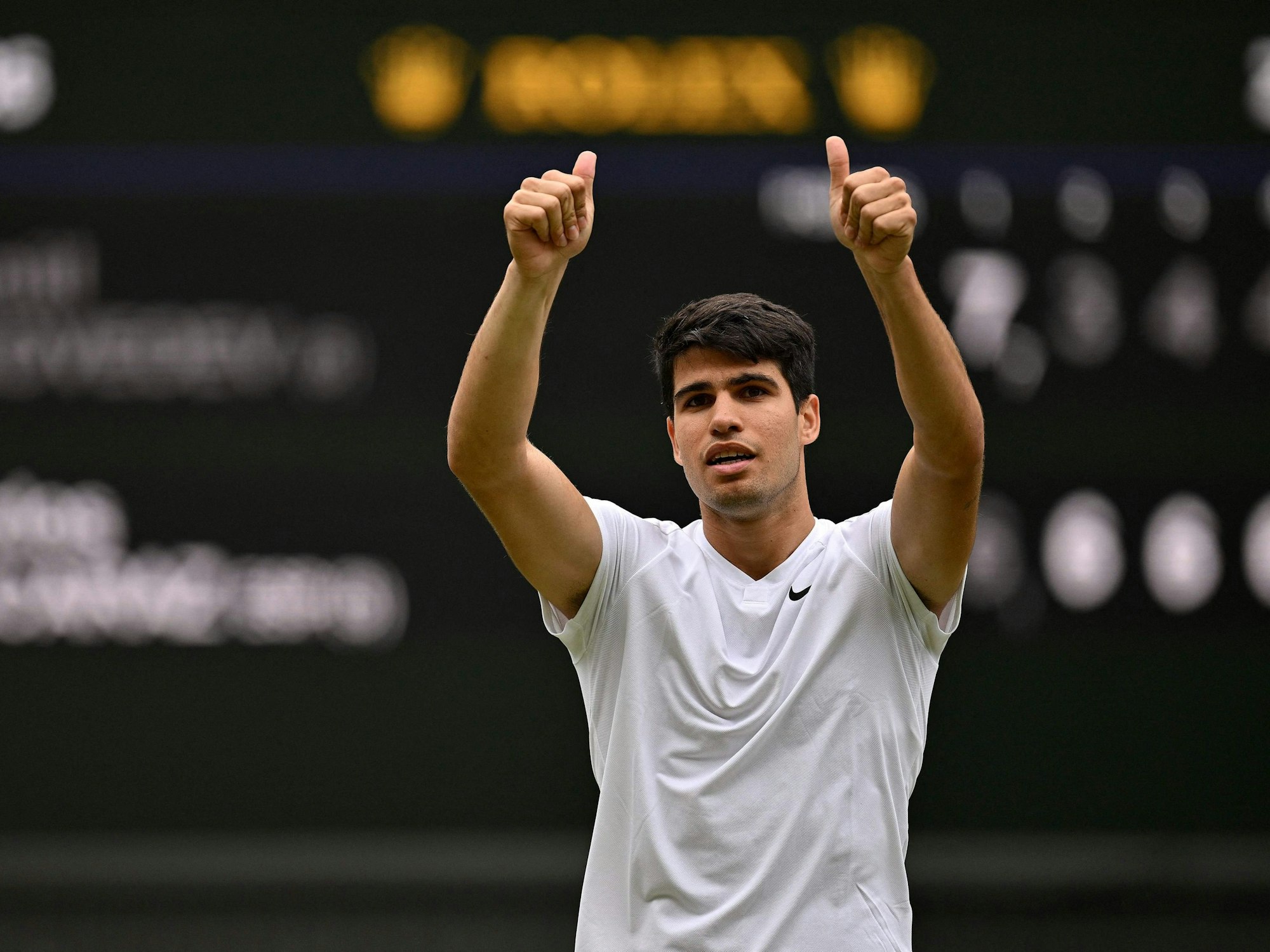 Tennis-Star Carlos Alcaraz zeigt beide Daumen nach oben.