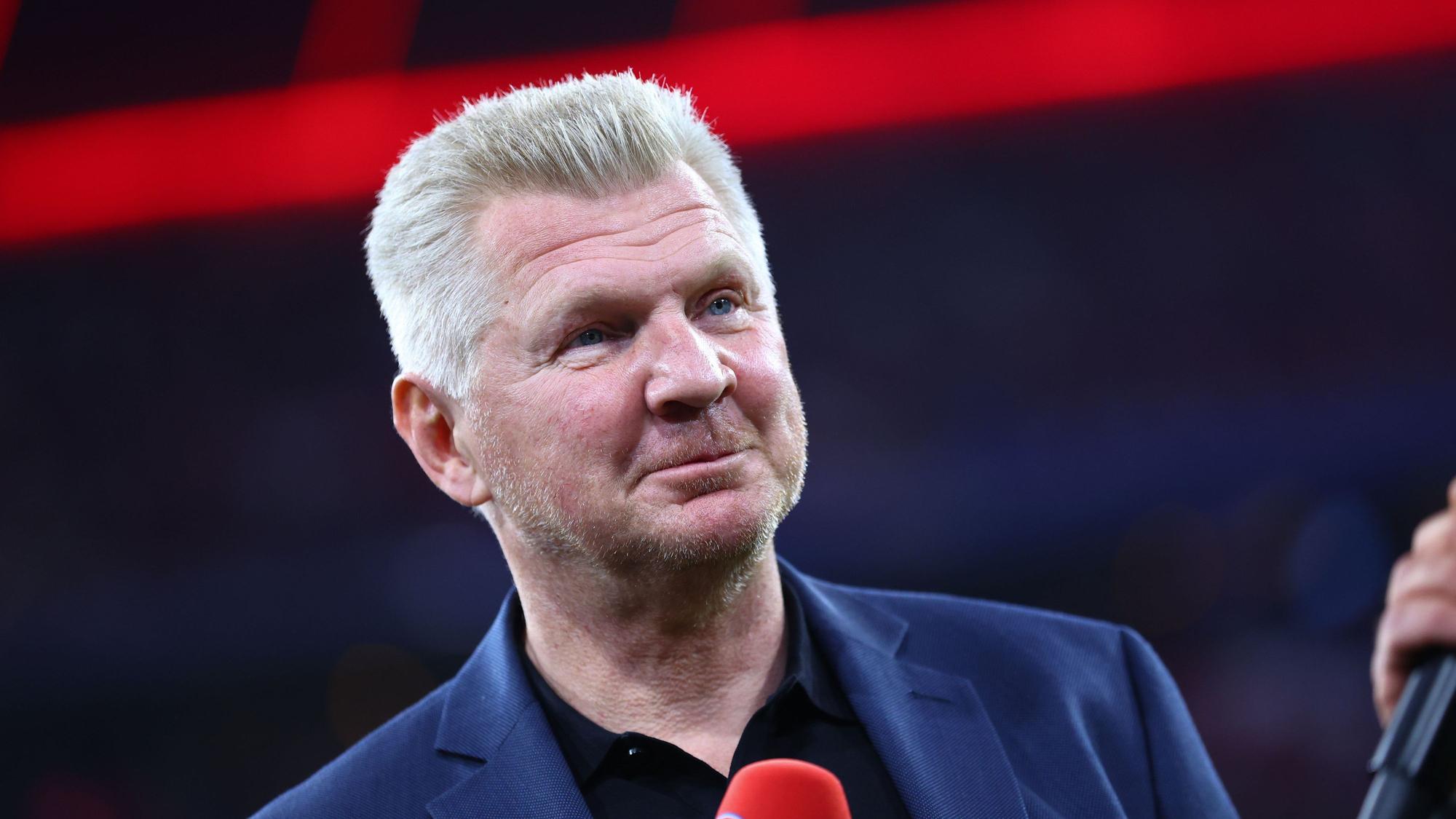 Stefan Effenberg mit Mikrofon.