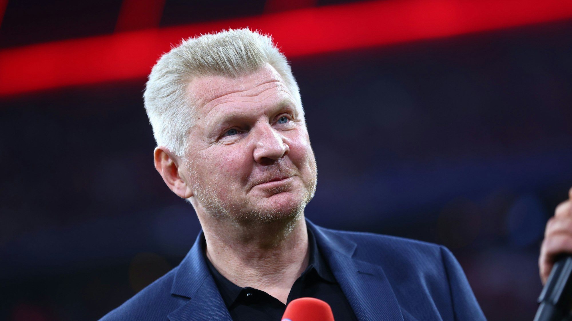 Stefan Effenberg mit Mikrofon.