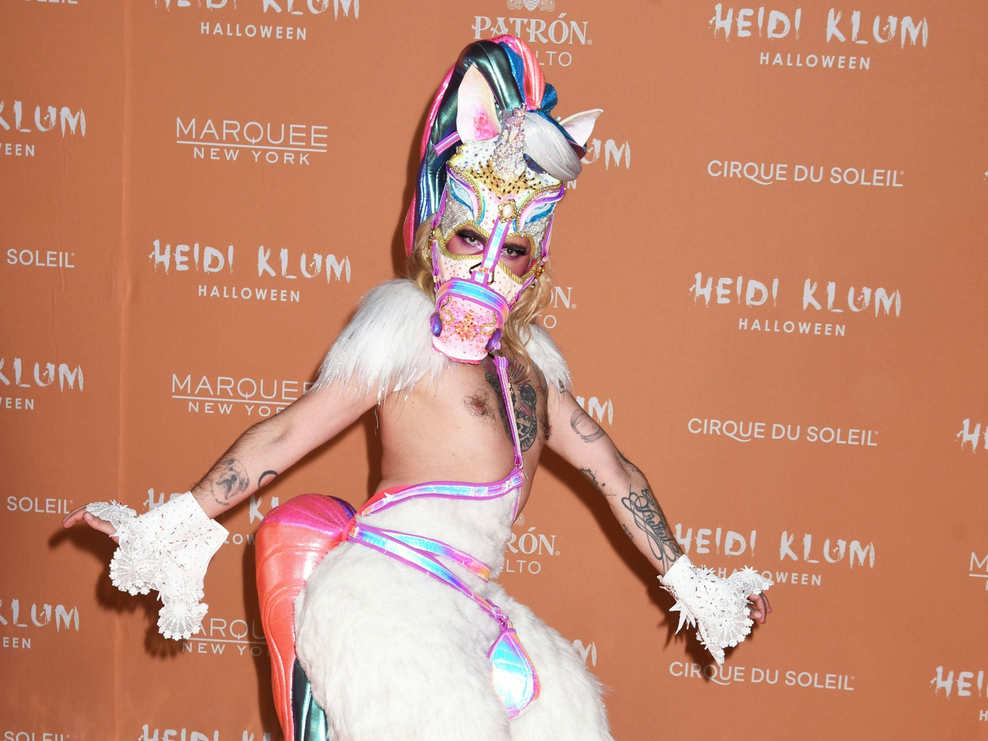 Das Foto zeigt Sänger Bill Kaulitz, verkleidet als Einhorn, bei Heidi Klums Halloween-Party in New York auf dem roten Teppich.