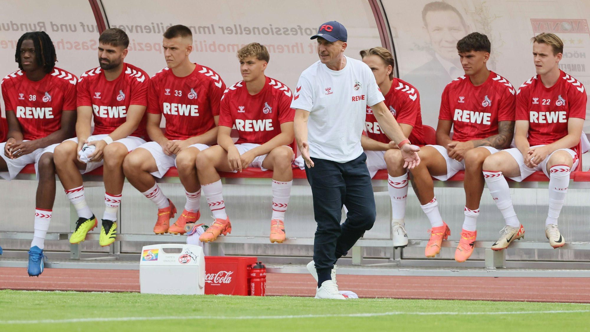 Testspiel im Südstadion, 1. FC Köln gegen VfL Rheingold 1912 Köln-Poll: Gerhard Struber vor der FC-Bank.