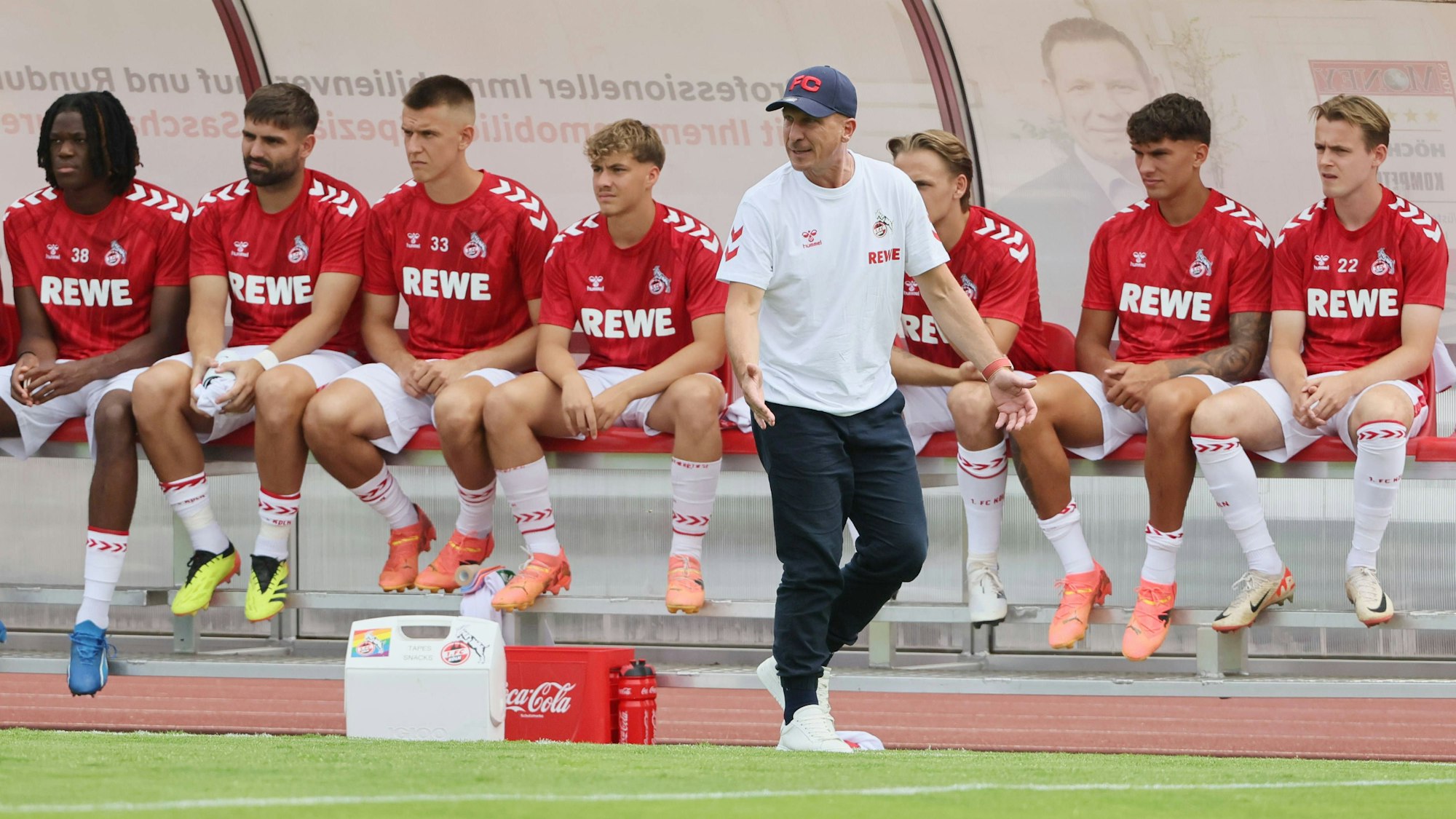 FC-Coach Gerhard Struber an der Seitenlinie beim Testspiel gegen den VfL Rheingold.