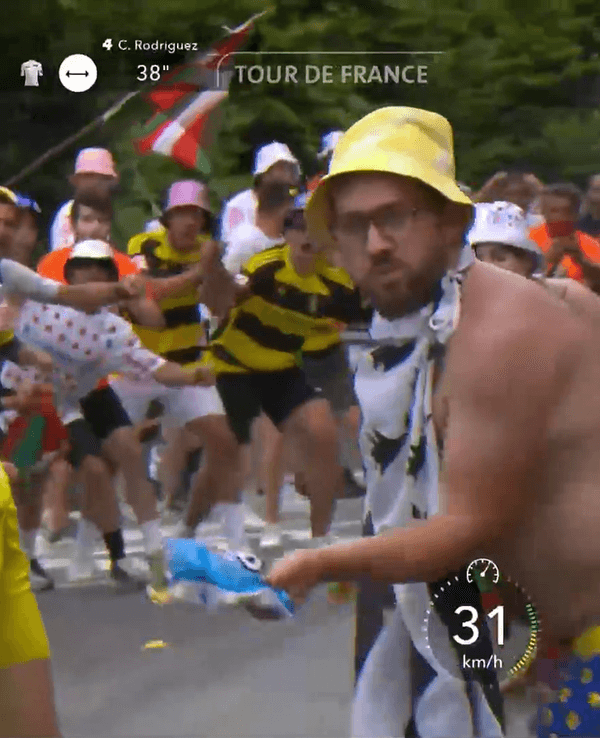 Tadej Pogacar werden bei der Tour de France am 13. Juli 2024 auf der 14. Etappe von einem Fan Chips ins Gesicht geworfen.