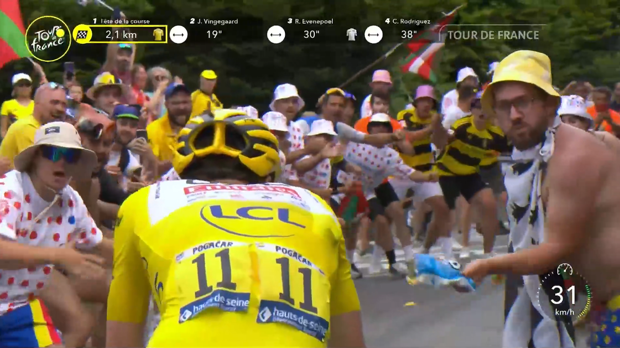 Tadej Pogacar werden bei der Tour de France am 13. Juli 2024 auf der 14. Etappe von einem Fan Chips ins Gesicht geworfen.