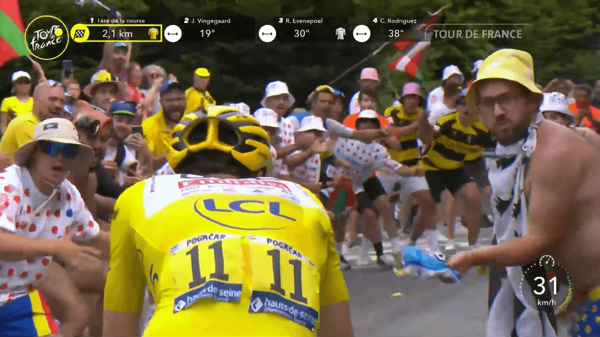 Tadej Pogacar werden bei der Tour de France am 13. Juli 2024 auf der 14. Etappe von einem Fan Chips ins Gesicht geworfen.