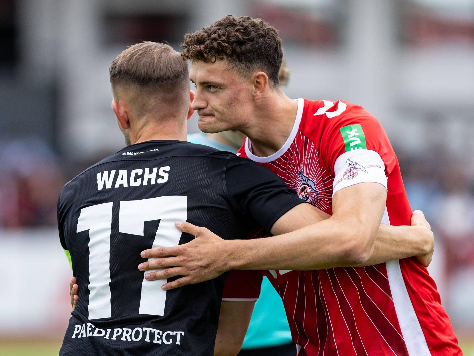 Kölns Eric Martel und Marc Wachs umarmen sich.