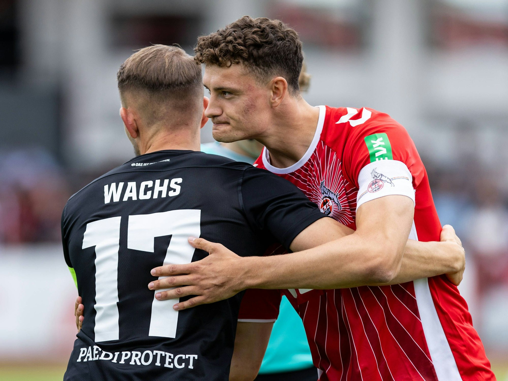 Kölns Eric Martel und Marc Wachs umarmen sich.