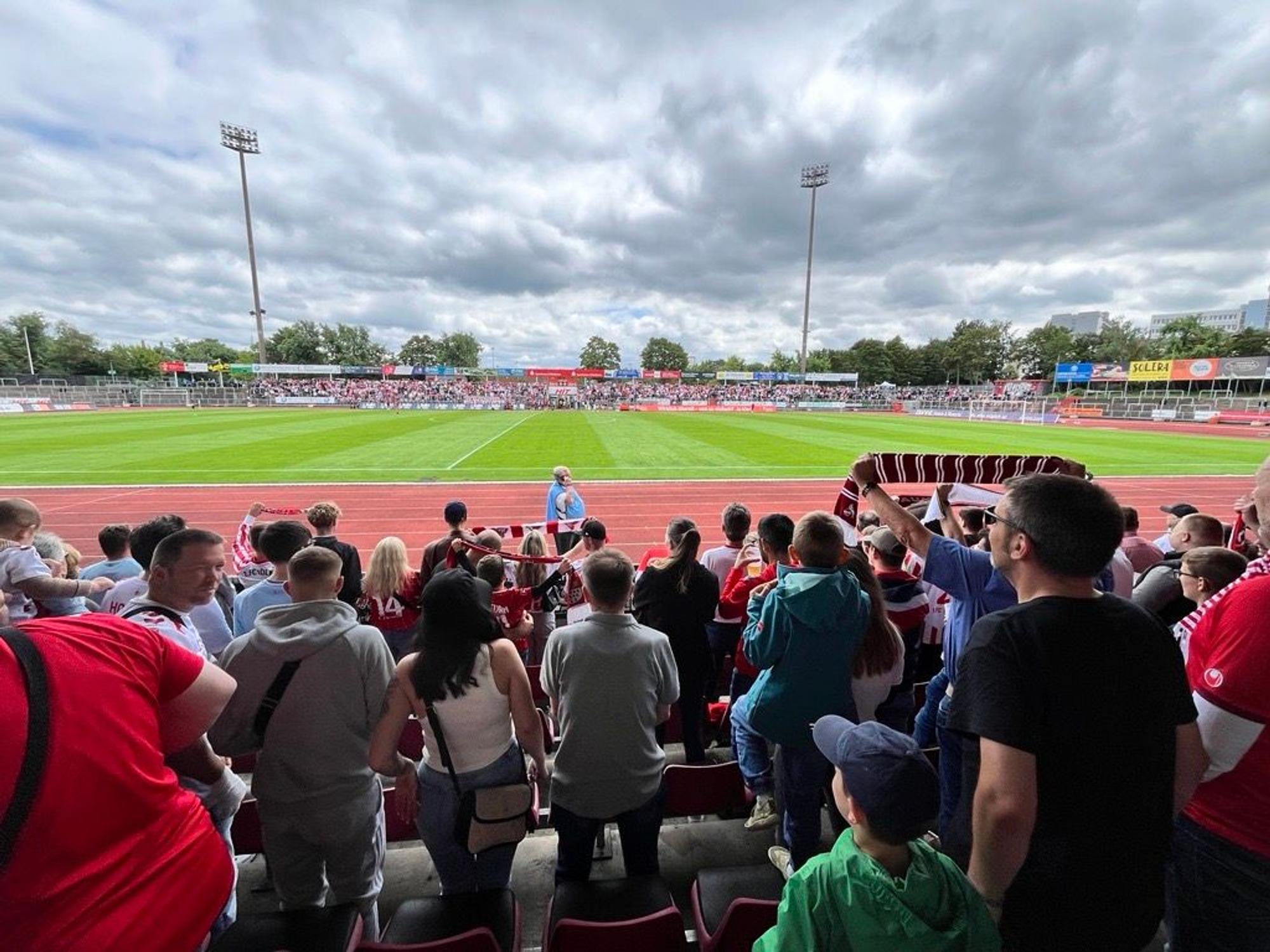 Fans im Südstadion kurz vor dem Anpfiff des Testspiels des 1. FC Köln gegen die Kickers Offenbach.