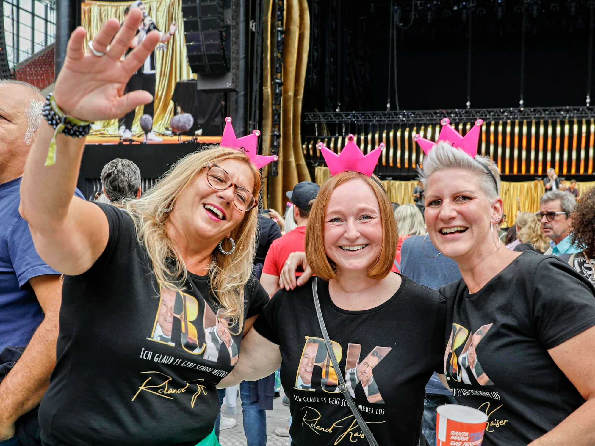 Fans von Roland Kaiser im Kölner Stadion.