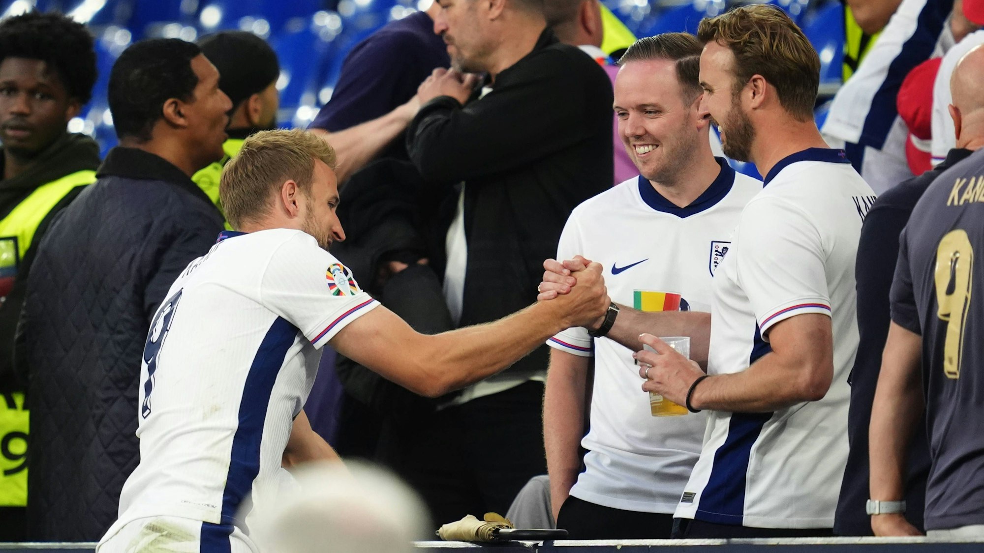 Harry Kane schlägt nach dem Achtelfinalsieg gegen die Slowakei am 30. Juni 2024 mit seinem Bruder Charlie ein.